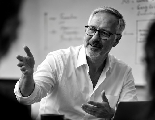 Black-and-white editorial portrait illustrating conseil