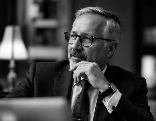 Black-and-white editorial portrait illustrating parcours